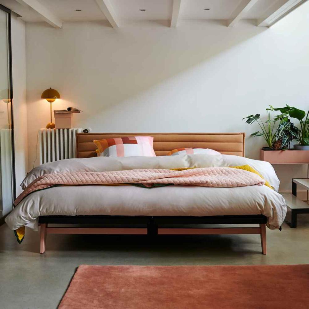 Auping Original tweepersoonsbed met gestoffeerd hoofdbord in moderne slaapkamer