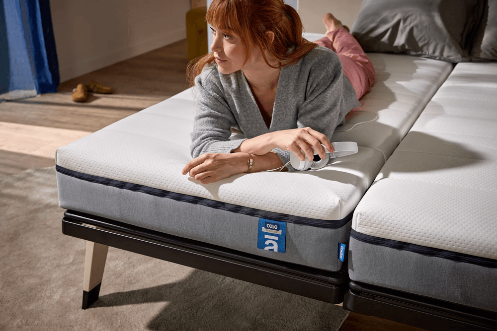 Auping matras op bed met vrouw die ontspant – comfortabel en ventilerend slaapcomfort