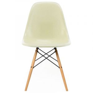 Vitra-Eames-Fiberglass-Chairs-DSW-Ahorn-gelblich-Eames-parchment-Filzgleiter-weiss-frei.jpg
