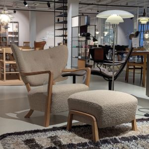 andTradition Wullf fauteuil met poef 